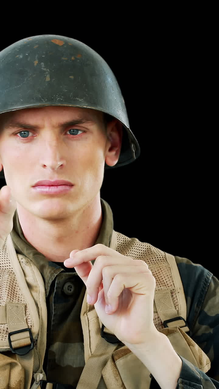 디지털 화면을 사용하는 군인