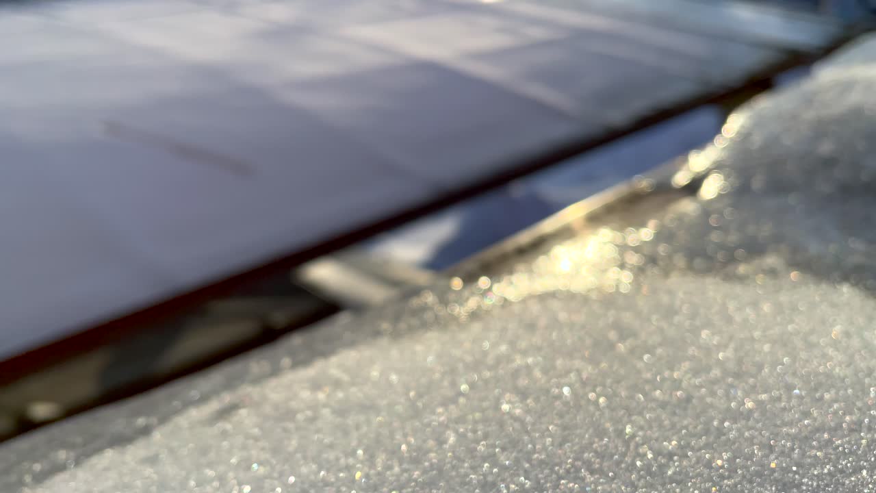 배경에 흐릿한 햇빛이 있는 겨울 눈 동안 창틀의 전망