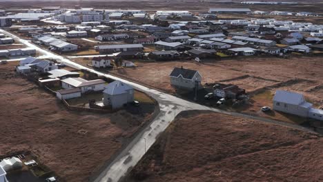 Pequeña-Ciudad-De-Njarðvík-Con-Barrio-Residencial-En-Un-Día-Soleado,-Antena