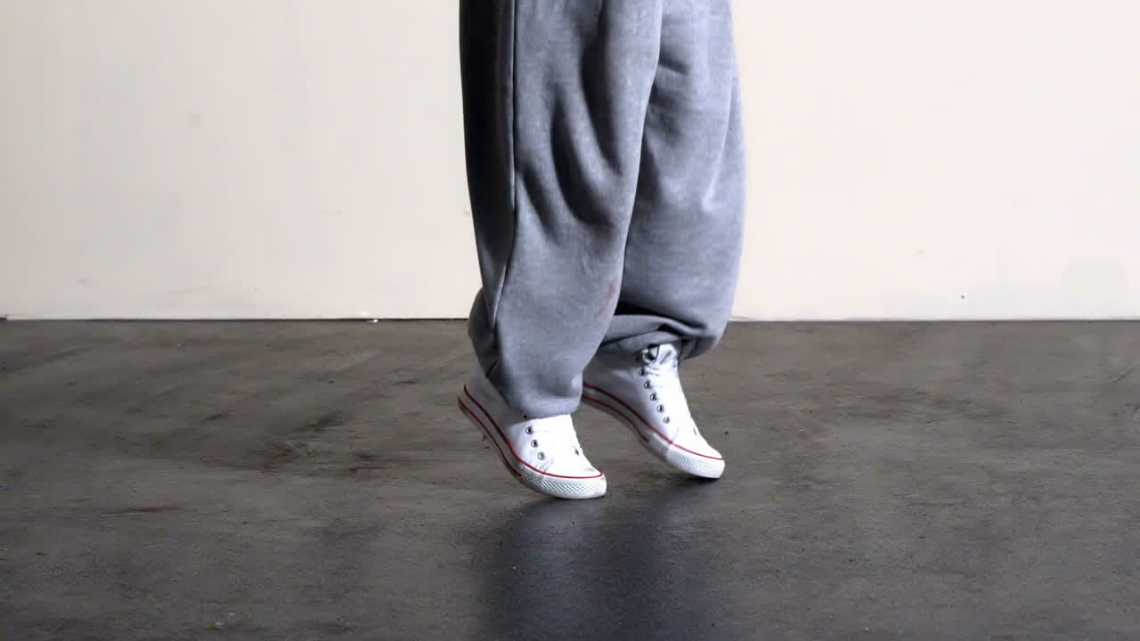 la mitad inferior de los bailarines deportivos saltan con los pies