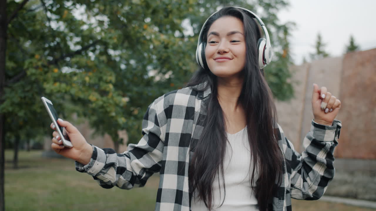 공원에서 음악을 즐기는 여자