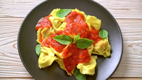 pasta tortellini italiana con salsa de tomate