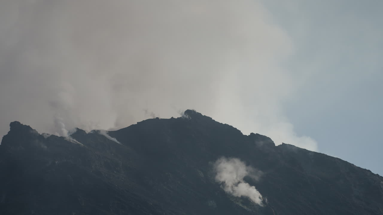 Vulcão Stromboli em vídeos em 4K 27