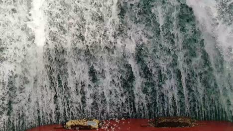 primer plano de la estela de agua detrás de un barco de motor en movimiento rápido en un día de cielo despejado, mar azul, superficie del agua