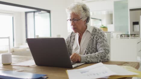 Mujer-Mayor-Afroamericana-Pensativa-Usando-Una-Computadora-Portátil-En-Casa