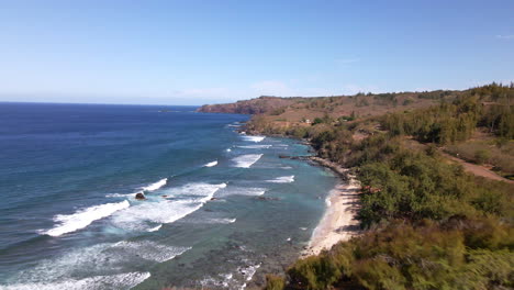 mirador con impresionantes vistas al océano pacífico y a la apartada playa de maui, vista aérea