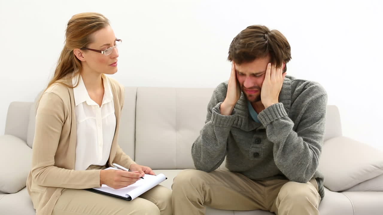 un joven hablando con su terapeuta