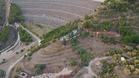 Vista-Aérea-360-Del-Mirador-En-La-Cima-De-La-Colina-En-El-Histórico-Jardín-Botánico-La-Concepción