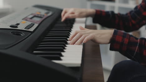 Manos-De-Pianista-Tocando-El-Teclado-Eléctrico-De-Cerca