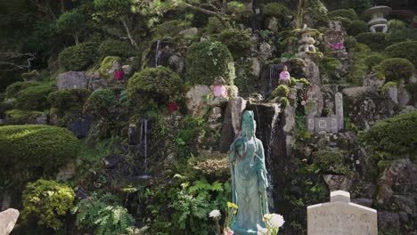 santuario de la montaña cubierta de musgo en kinosaki onsen, hyogo japón