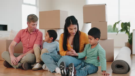 feliz, mudándose y boxeando con la familia en la nueva casa