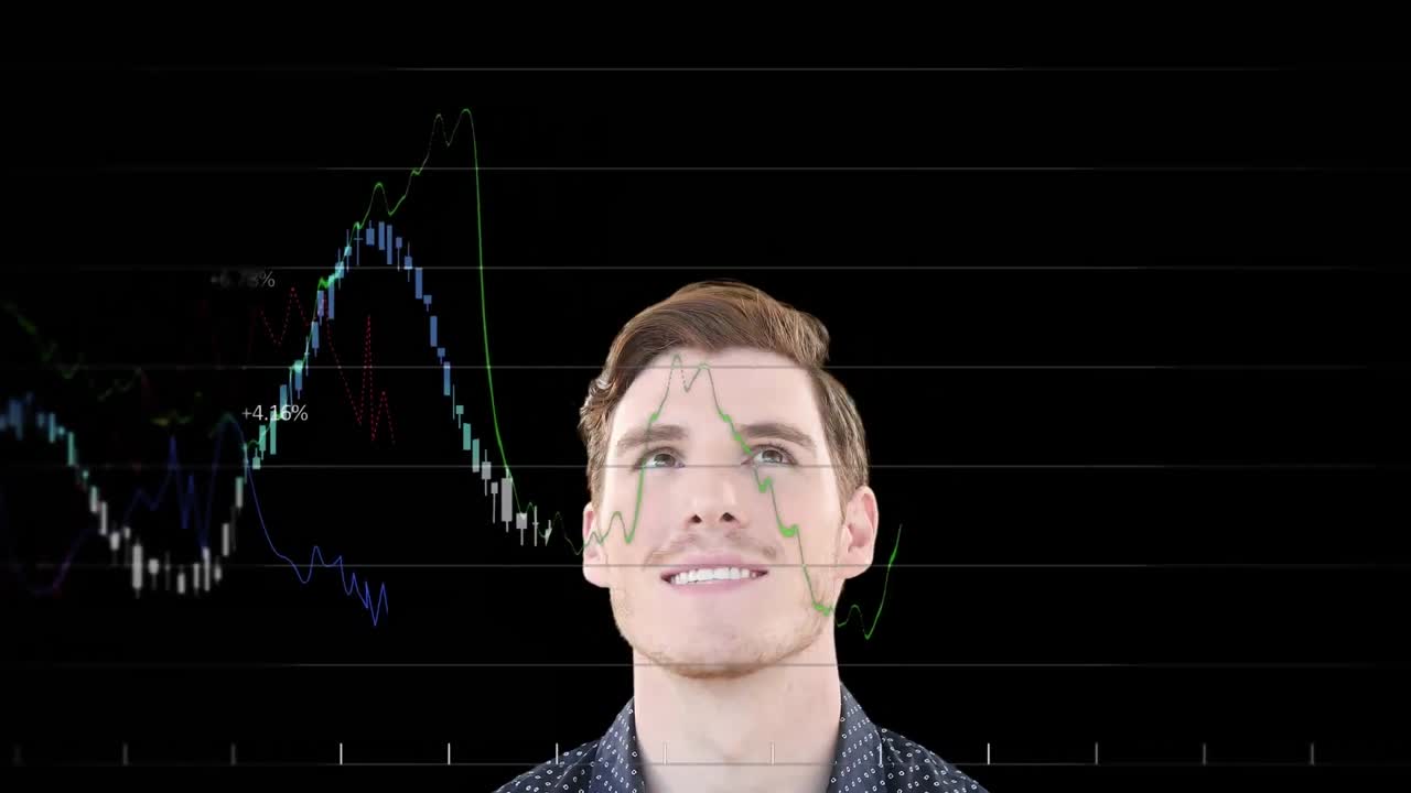 procesamiento de datos estadísticos sobre un hombre caucásico sonriendo contra un fondo negro