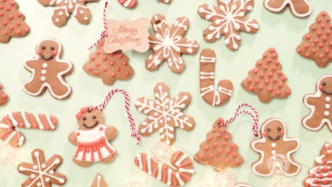 galletas de pan de jengibre tradicionales hechas en casa como regalos de comida sobre un fondo azul
