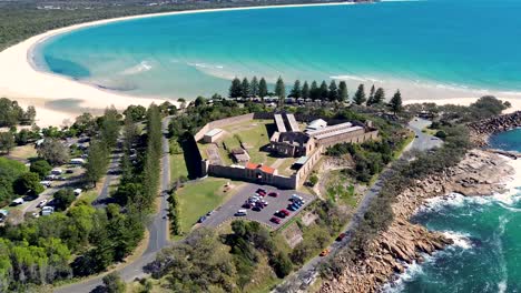 Dron-Aéreo-Bahía-De-Prueba-Cárcel-Prisión-Edificio-Ruinas-Arquitectura-Estacionamiento-Playa-Lugar-Suroeste-Rocas-Kempsey-Viajes-Vacaciones-Turismo-Nueva-Gales-Del-Sur-Australia-4k