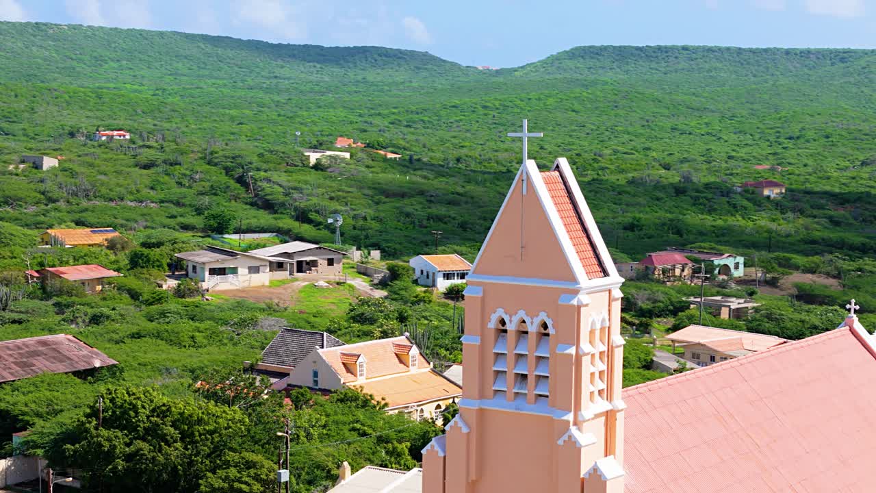 텔레포토 클로즈업 (telephoto closeup) - 신트 윌리브로두스 성당 (sint willibrordus church) 의 탑의 근접 사진.