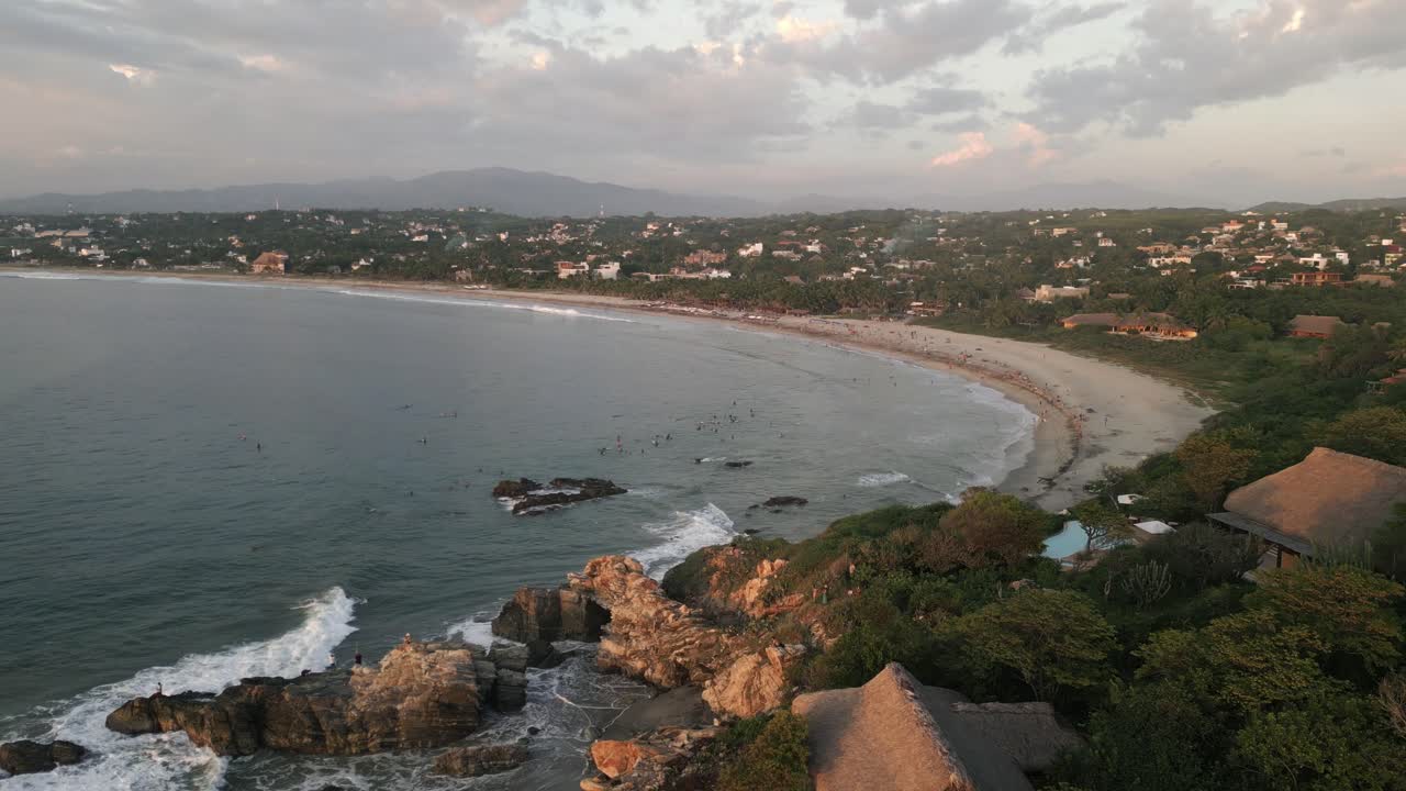 drone aéreo la punta zicatela playa de arena tropical en puerto escondido méxico oaxaca viajes destinos de vacaciones llenos de resorts