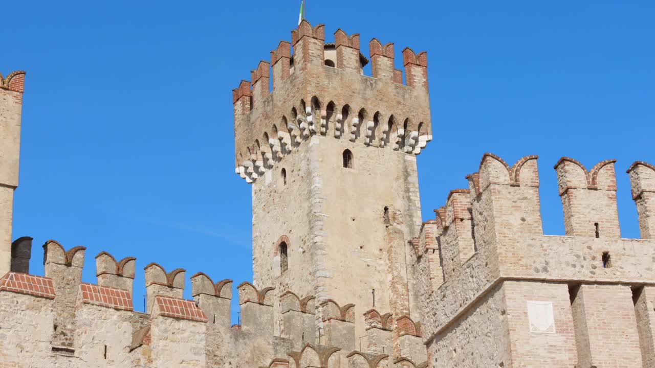 un primer plano del antiguo castillo de sirmione con arquitectura vintage en italia en un día soleado.