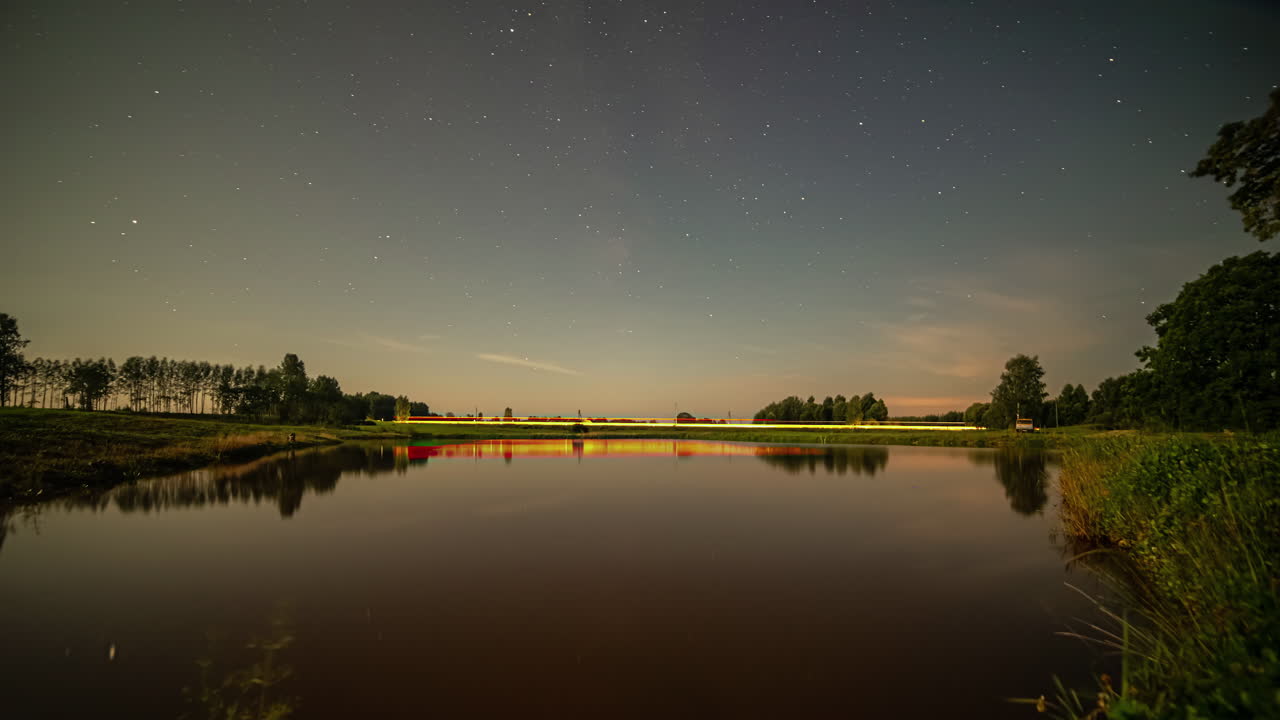 새벽이 오면 밤하늘에서 댐 위로 움직이는 별들, 밤에서 낮으로의 시간 경과