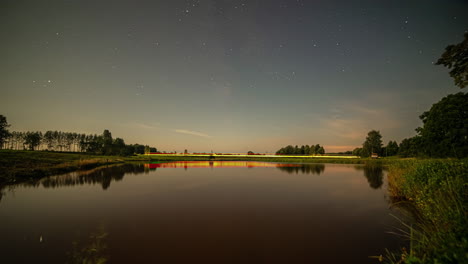 Estrellas-Moviéndose-En-El-Cielo-Nocturno-Sobre-La-Presa-Cuando-Llega-El-Amanecer,-Lapso-De-Tiempo-De-Noche-A-Día