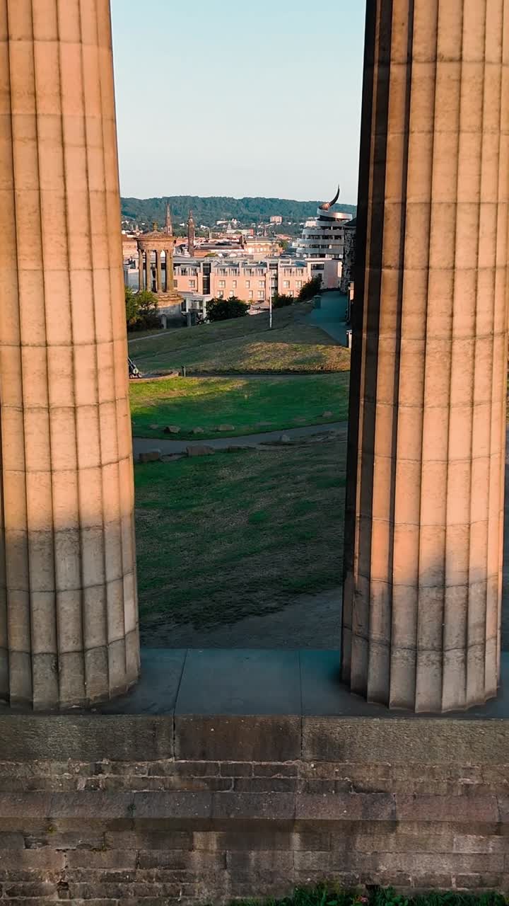 Vista aerea di Edimburgo che mostra l'architettura storica e gli spazi verdi
