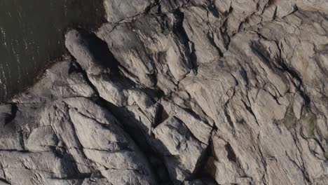 imágenes de drones de rocas costeras en el agua en aröd en la costa oeste de suecia