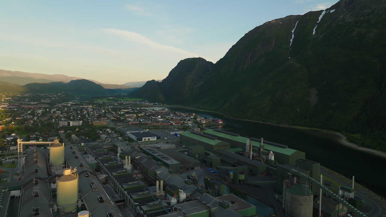 어이 내려오기 전의 마지막 생명의 빛이 산업단지를 비추고 있다.