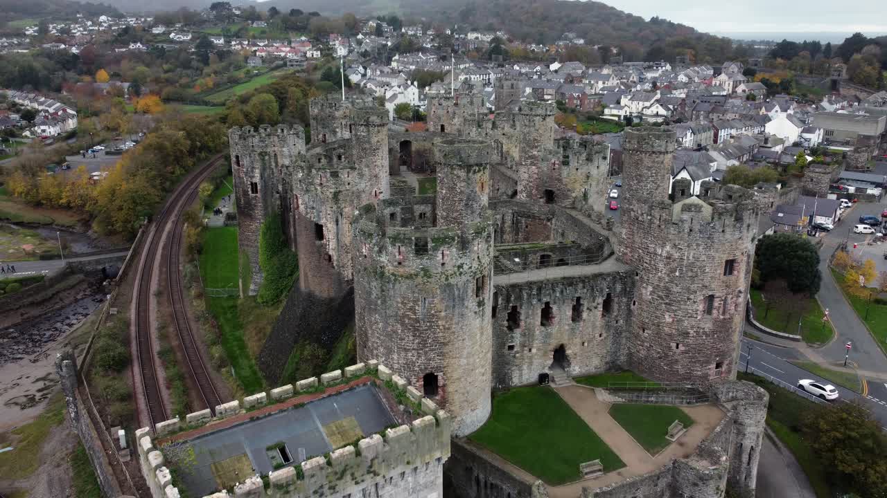 histórico castillo de conwy vista aérea de la ciudad histórica ruina muro de piedra almenas atracción turística paso elevado closeup