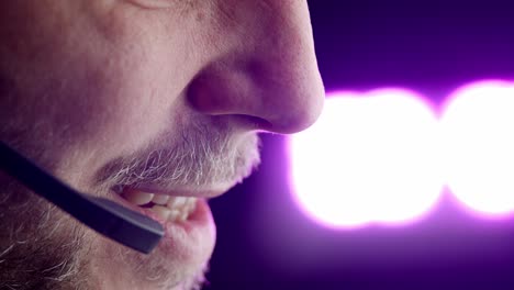 primer plano de la nariz y la boca de un hombre blanco hablando por un auricular de teléfono