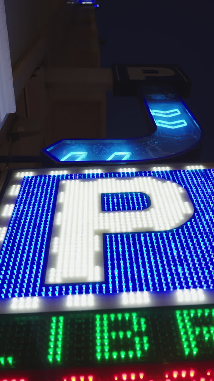Cartello LED luminoso per parcheggio che indica la disponibilità di notte