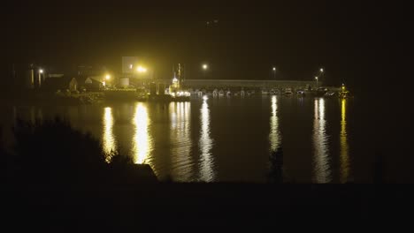 un pequeño puerto por la noche