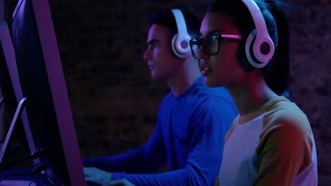mujer y hombre trabajando juntos en computadoras