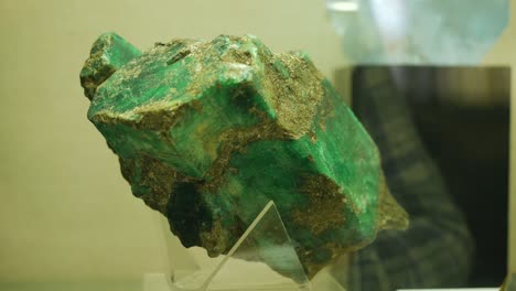 ejemplar de esmeralda en bruto