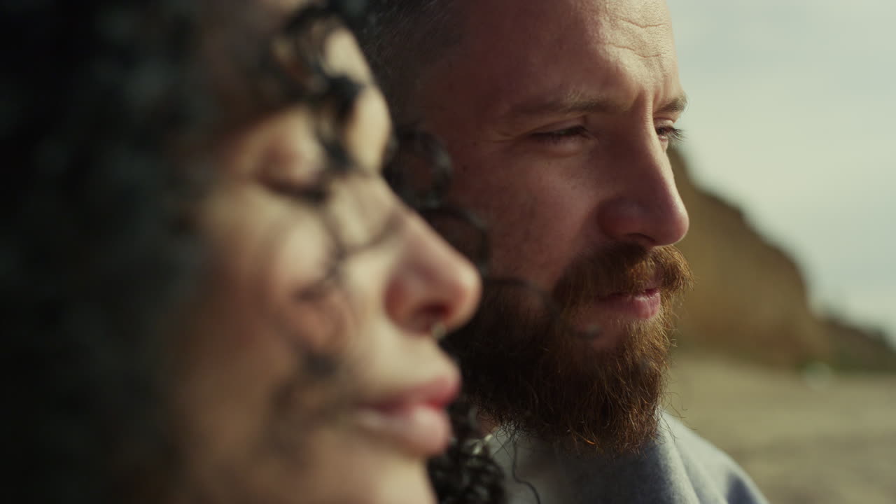 pareja de ensueño disfrutando de la vista de la playa. gente étnica buscando el paisaje de la naturaleza.