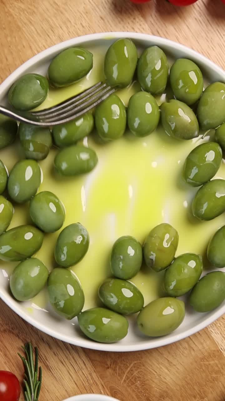 Olivette verdi nell'olio d'oliva