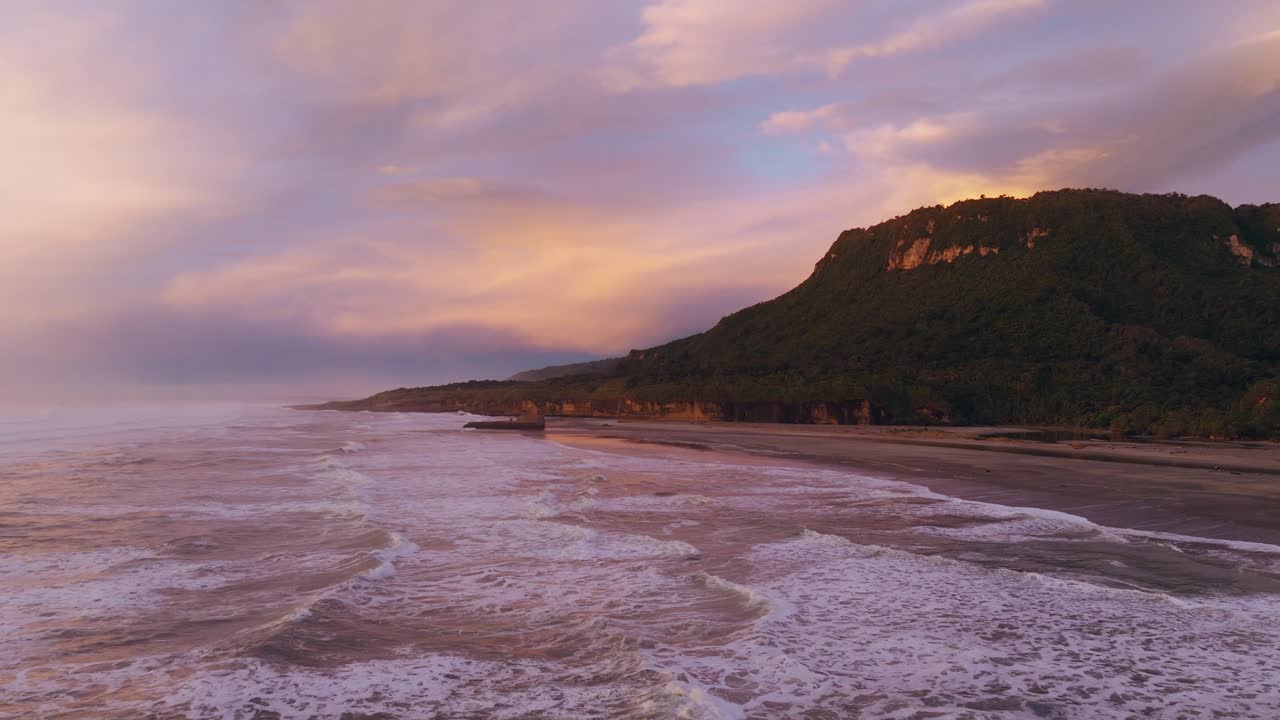 живописный вид с воздуха на тасманское море с мягкими катящимися волнами на побережье пляжа пунакайки на западном побережье южного острова, новая зеландия