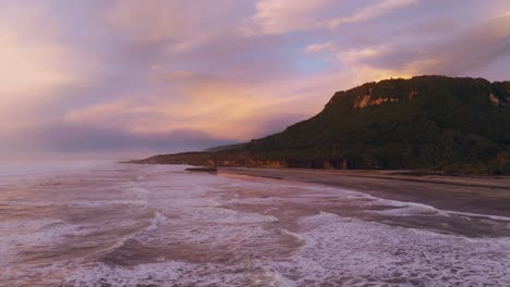 vista aérea panorámica del mar de tasmania con suaves olas en la costa de la playa de punakaiki en la costa oeste de la isla sur, nueva zelanda aotearoa