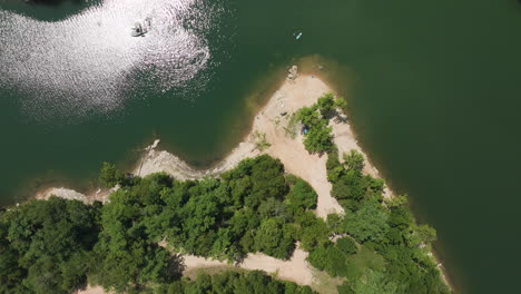 Toma-Aérea-De-Arriba-Hacia-Abajo-De-La-Hermosa-Cala-Hueca-De-Hogscald-Escondida,-Beaver-Lake