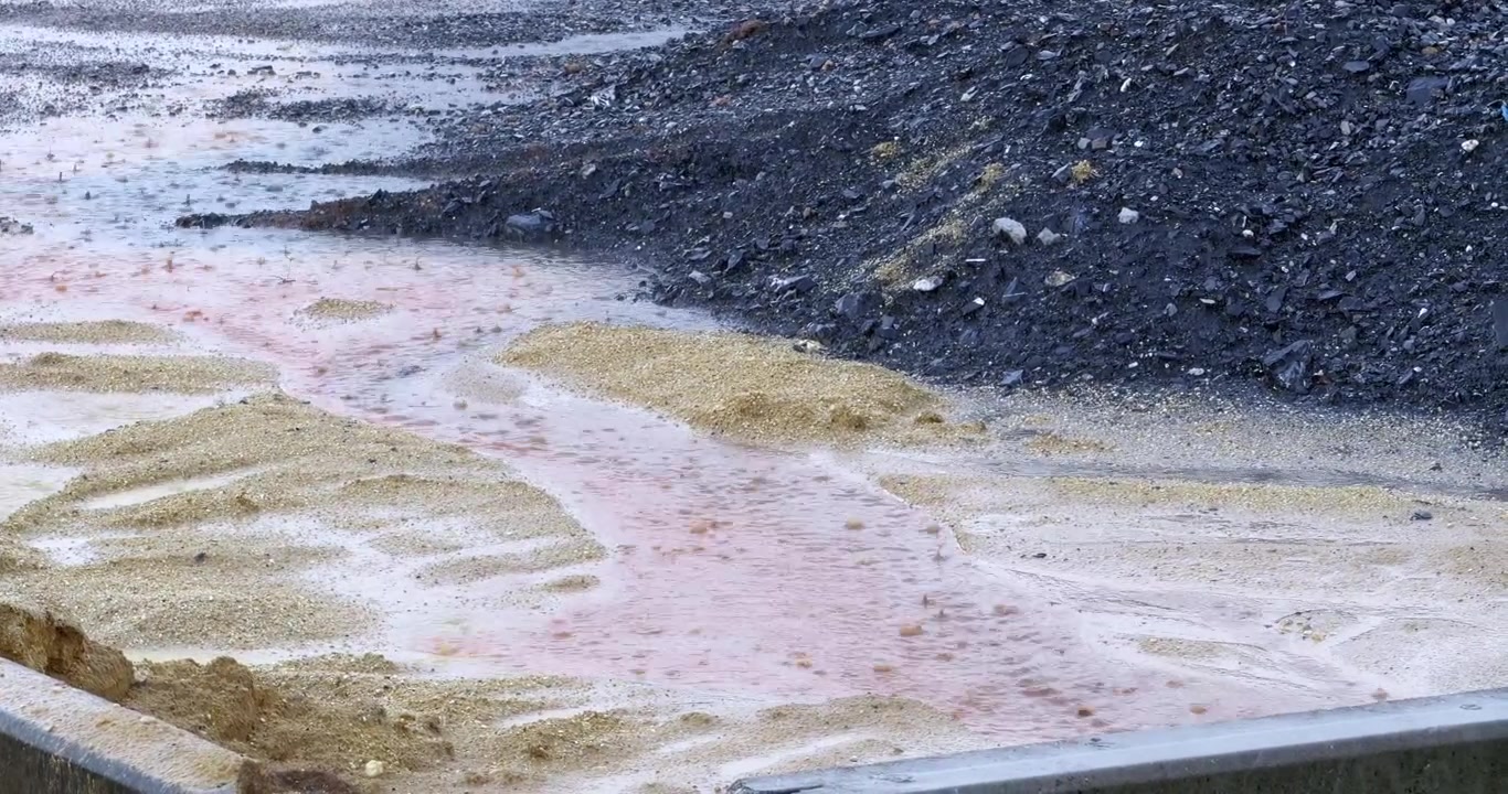 Forti tempeste che causano lo straripamento di corsi d'acqua e l'inondazione di un paesaggio industriale. Evidenziando l'impatto drammatico delle condizioni meteorologiche estreme, dei rischi ambientali e delle potenti forze della natura