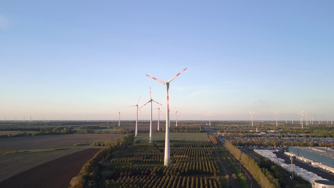 hermoso vuelo con vista aérea levanta un dron de un campo de ruedas de turbinas eólicas en brandeburgo, alemania, en el día de verano de 2022