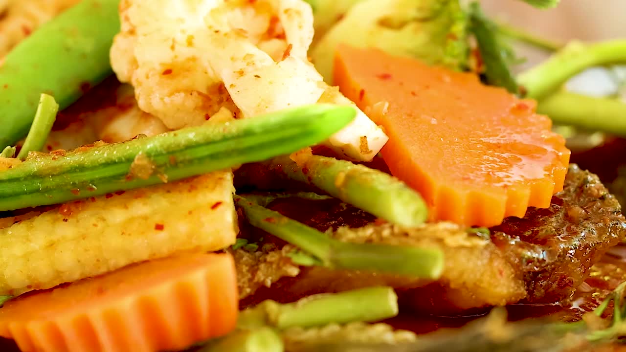 산성 수프 에 있는 새우 와 함께 활기찬 혼합 채소