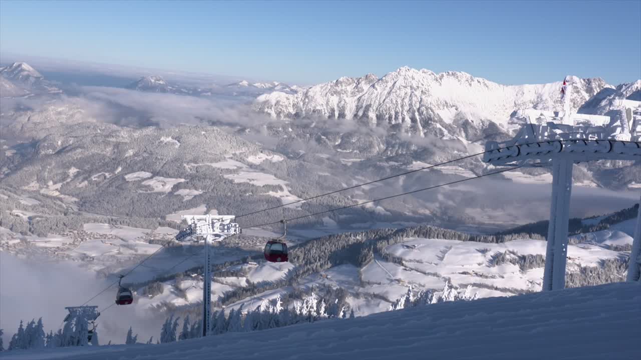 ferrocarril de cable en la zona turística en los alpes, austria, buen tiempo por la mañana, vista en el valle