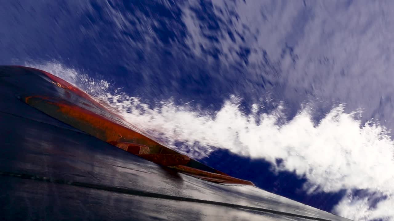 barco cruza el océano y rompe las olas en la proa