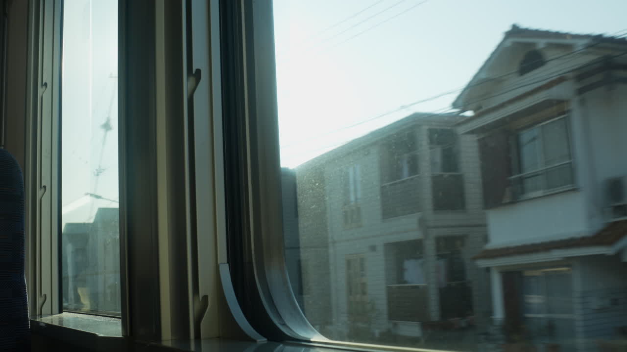 일본의 무성한 시골 풍경을 감상하는 여행: 기차에서 창밖으로 보이는 풍경