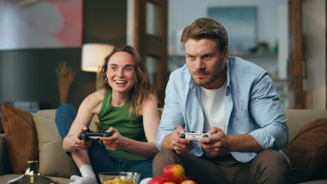 amigos activos jugando al juego de consola casa cómoda. pareja emocionada tratando de ganar
