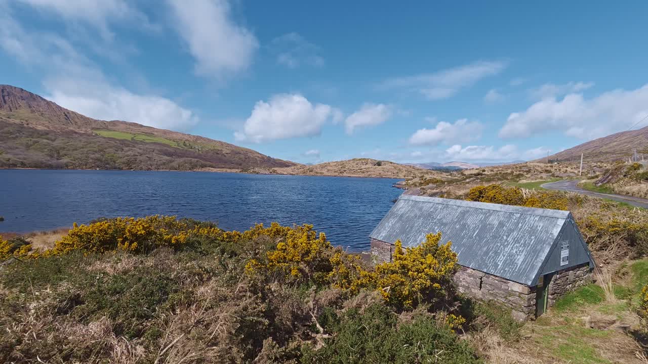 Bådehus om foråret i Gleninchquin-dalen i smukke Kerry, Irland