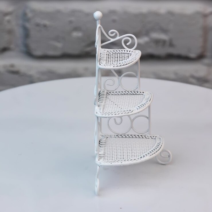 Bela estante ornamentada girando sobre a mesa. Móvel de brinquedo para casa de bonecas com uma parede de tijolos brancos ao fundo.