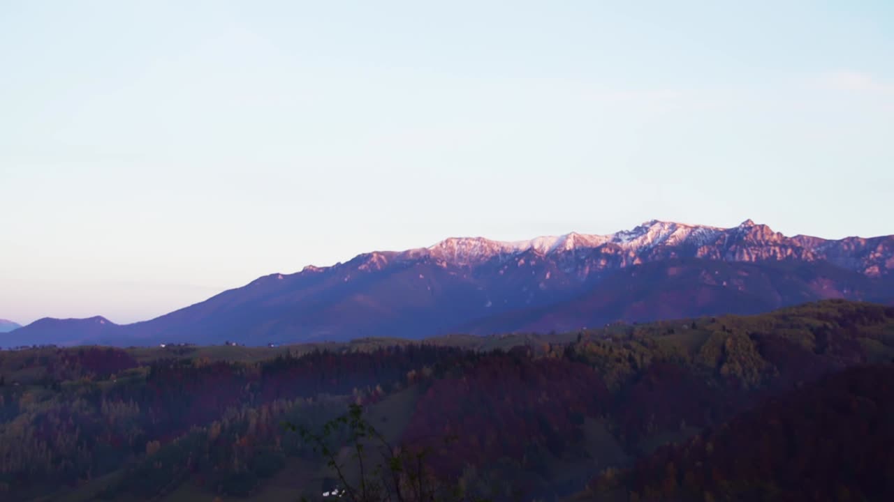 ルーマニアの美しい白いピアトラ・クライウルイ山脈に沈む夕日。