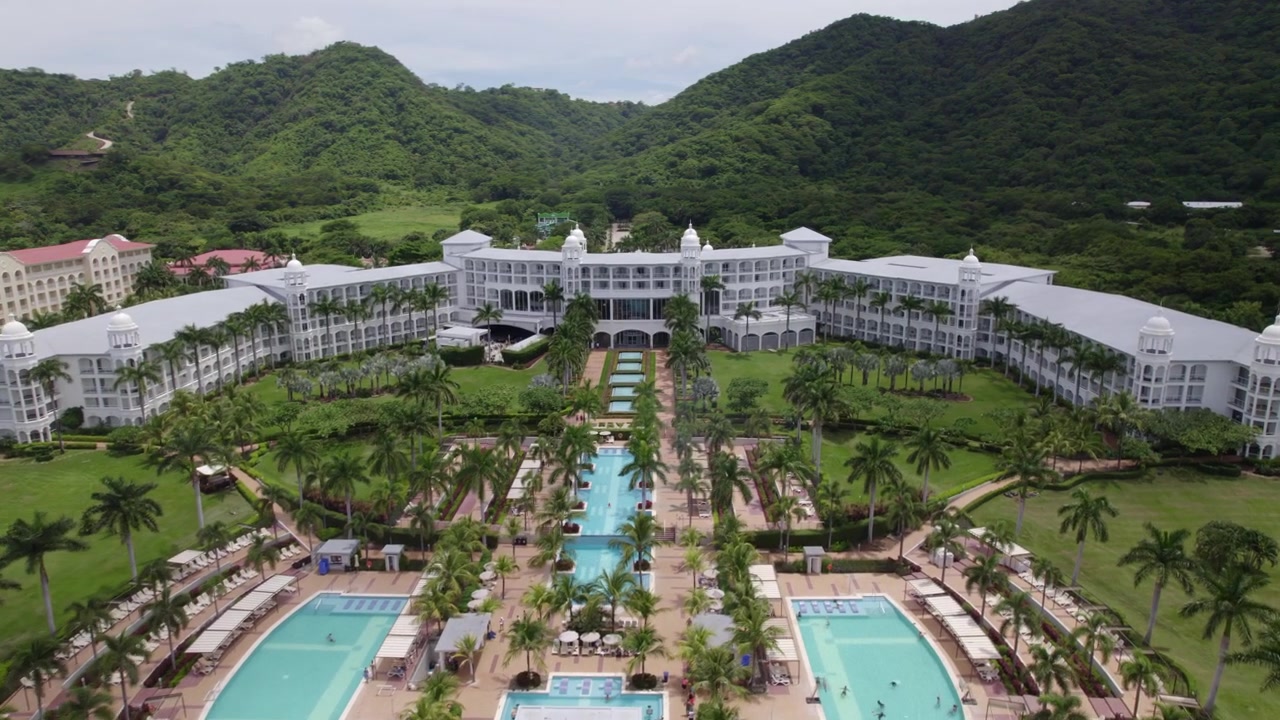 Hotel tropicale circondato da montagne e splendide piscine