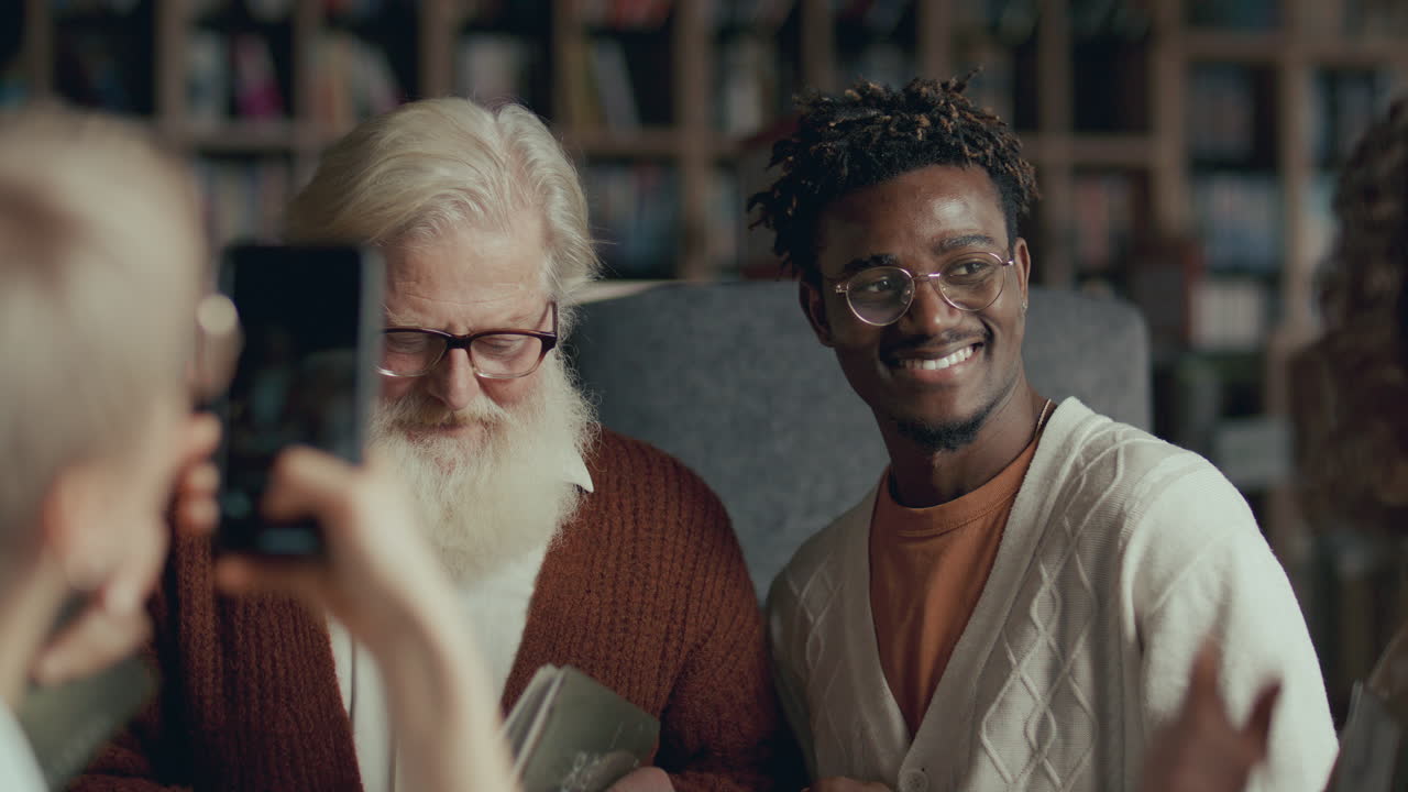 los fans le piden al autor que firme libros y tome fotos durante el evento de lanzamiento