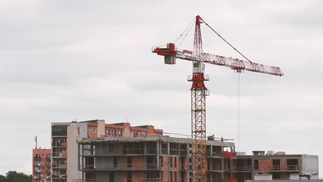 grúa de trabajo en bienes raíces. construcción